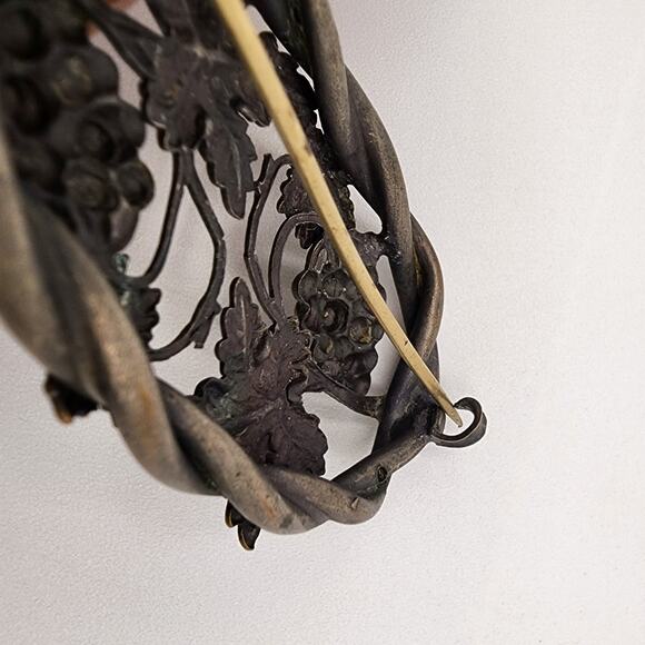 Antique Victorian Grapevine Brooch Brass Repoussé C Clasp Grape Leaf Pin c. 1900 - Picture 5 of 8